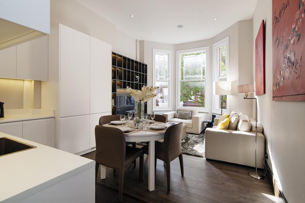 Kensington Garden View Apartment *